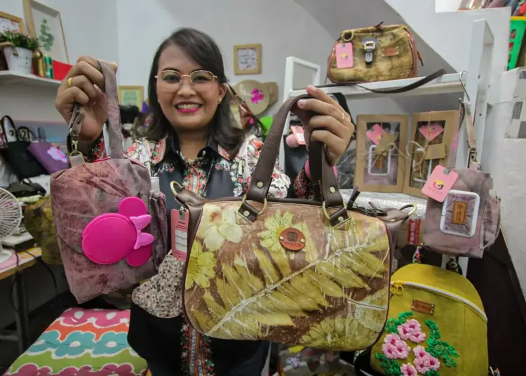 Potret Produksi Tas Ecoprint Rumahan di Karang Tengah Tembus Malaysia