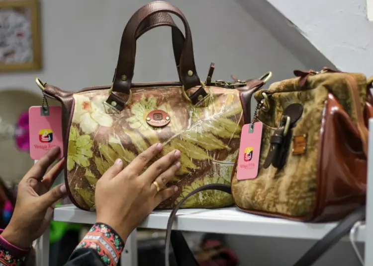 Potret Produksi Tas Ecoprint Rumahan di Karang Tengah Tembus Malaysia