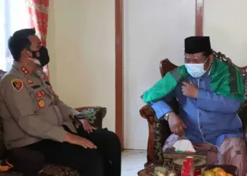 BERSILATURAHMI–Kapolres Serang AKBP Yudha Satria, bersilaturahmi dengan seorang tokoh agama di wilayah Kabupaten Serang, Rabu (6/10/2021). (ISTIMEWA)