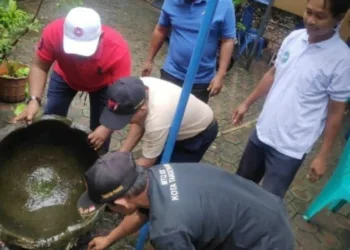 Lakukan Pemeriksaan Jentik Nyamuk, Petugas Puskesmas Kunciran Temukan Ban Bekas Jadi Pot Tanaman Berisi Air