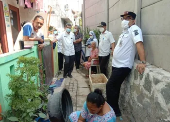 Camat Karawaci dan Lurah Sukajadi Sambangi Warga yang Terkurung Tembok Tinggi