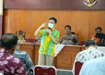 Kepala Dinkes Kabupaten Serang, Agus Sukmayadi, sampaikan sambutan rencana vaksinasi di desa yang akan menggelar Pilkades. (ISTIMEWA)