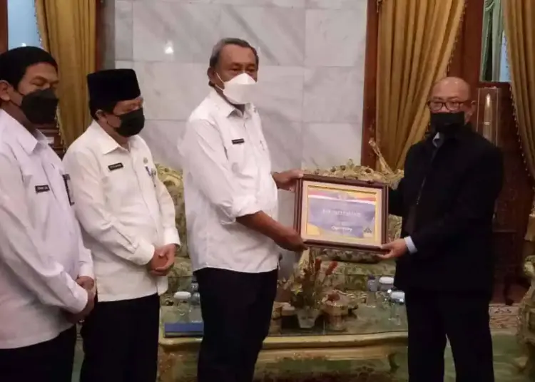 Wabup Serang, Pandji Tirtayasa, didampingi Sekda Kabupaten Serang Tubagus Entus Mahmud Sahiri, menerima piagam penghargaan dari Ditjen Perbendaharaan Provinsi Banten, Rabu (27/10/2021). (ISTIMEWA)