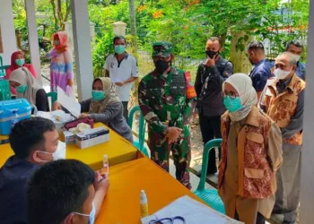 Tinjau Pelaksanaan Pilkades Serentak, Bupati Iti Pastikan Prokes Covid-19 Ketat