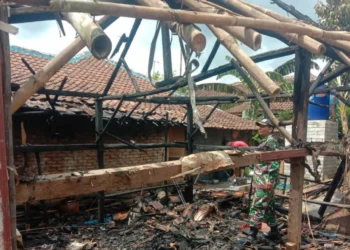 KEBAKARAN–Rumah milik Damin (63), warga Kampung Sukadamai, RT 006 RW 002, Desa Malabar, Kecamatan Bandung, Kabupaten Serang, ludes terbakar, Minggu (14/11/2021). (ISTIMEWA)