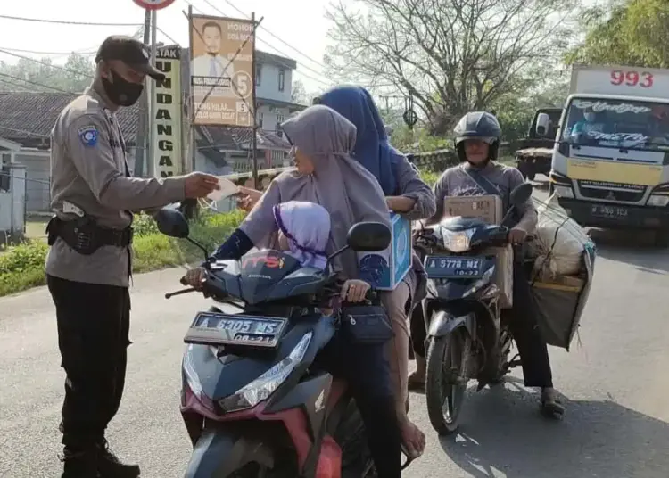 OPERASI YUSTISI–Para personel Polsek Cikeusik, sedang melaksanakan operasi yustisi di Jalan Raya Cikeusik, tepatnya di depan Mapolsek Cikeusik, Jumat (5/11/2021). (ISTIMEWA)