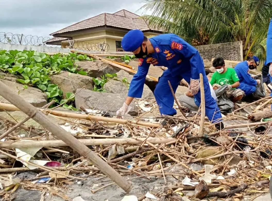 BERSIHKAN PESISIR PANTAI–Personel Sat Polair Polres Pandeglang, sedang membersihkan sampah yang berserakan di pesisir Pantai Jongor, Minggu (14/11/2021). (ISTIMEWA)