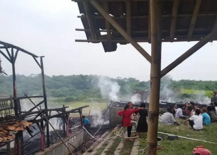 Kondisi bangunan kamar santri (Kobong), terlihat rusak berat akibat terbakar, Selasa (30/11/2021). (ISTIMEWA)