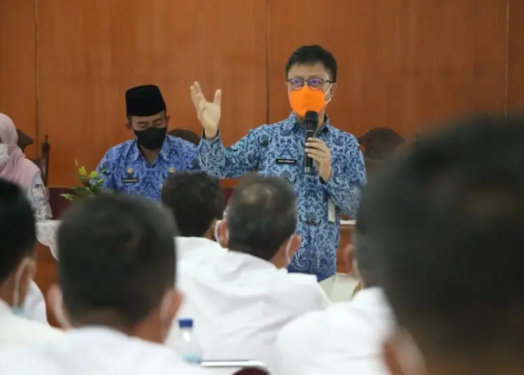 Kepala Dinkes Kabupaten Serang, Agus Sukmayadi, memimpin rapat evaluasi capaian vaksinasi bersama Camat dan Kepala Puskesmas, Kamis (11/11/2021). Dalam rapat tersebut, mereka menargetkan vaksinasi 1000 suntikan per hari. (ISTIMEWA)