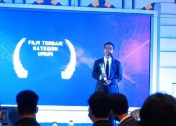 Hasyim saat menerima penghargaan di ajang Festival Film Banten 2021, belum lama ini. (ISTIMEWA)