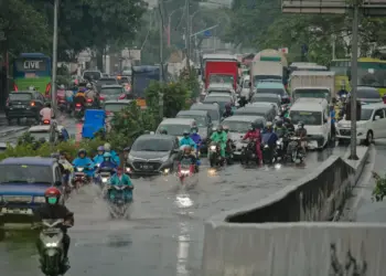 Potret Kemacetan di Kawasan Flyover Cibodas Akibat Genangan