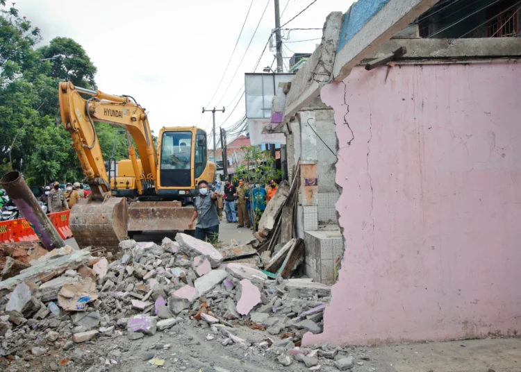 Potret Pembongkaran Rumah di Tengah Jalan Maulana Hasanuddin, Batuceper