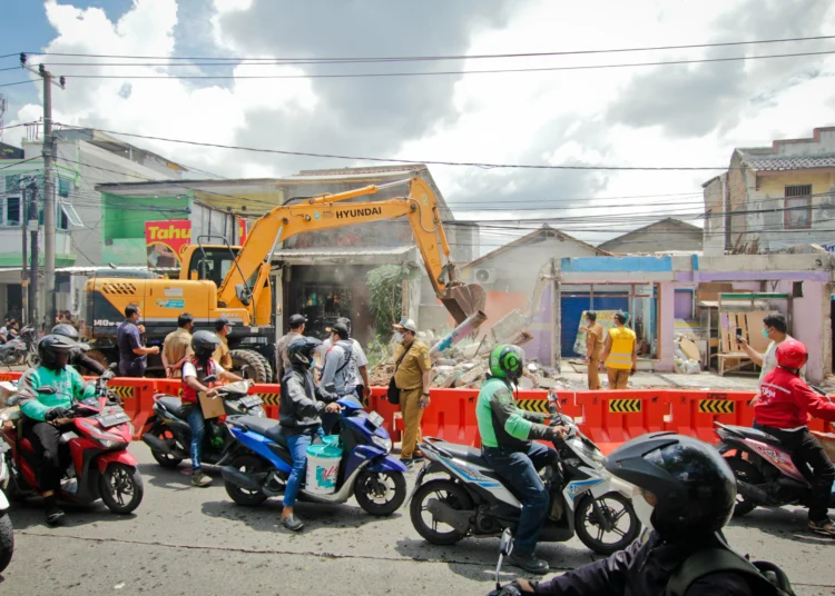 Potret Pembongkaran Rumah di Tengah Jalan Maulana Hasanuddin, Batuceper