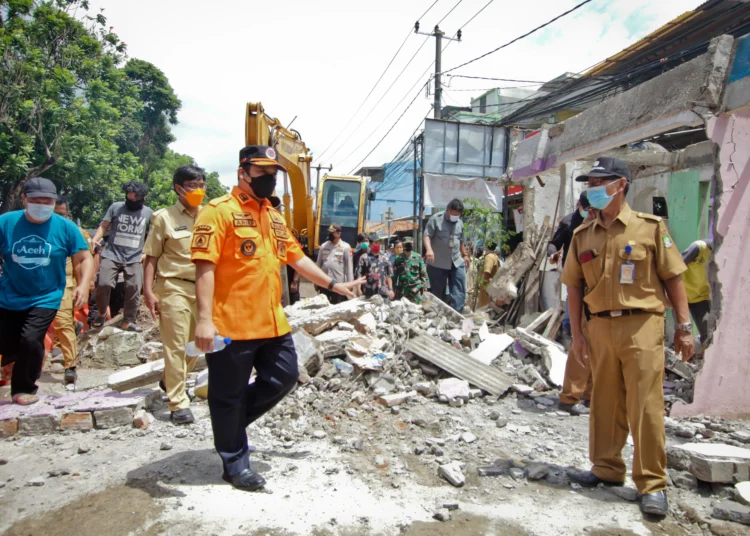 Potret Pembongkaran Rumah di Tengah Jalan Maulana Hasanuddin, Batuceper