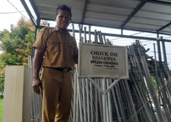 Kepala Bidang Penetapan DP2D Pandeglang, Muklis Arifin, sedang mengecek plang yang diperuntukan bagi penunggak pajak. (ISTIMEWA)