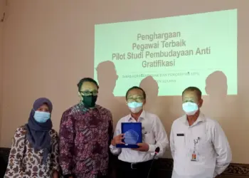 Penghargaan pegawai terbaik pilot studi pembudayaan anti gratifikasi. (ISTIMEWA)