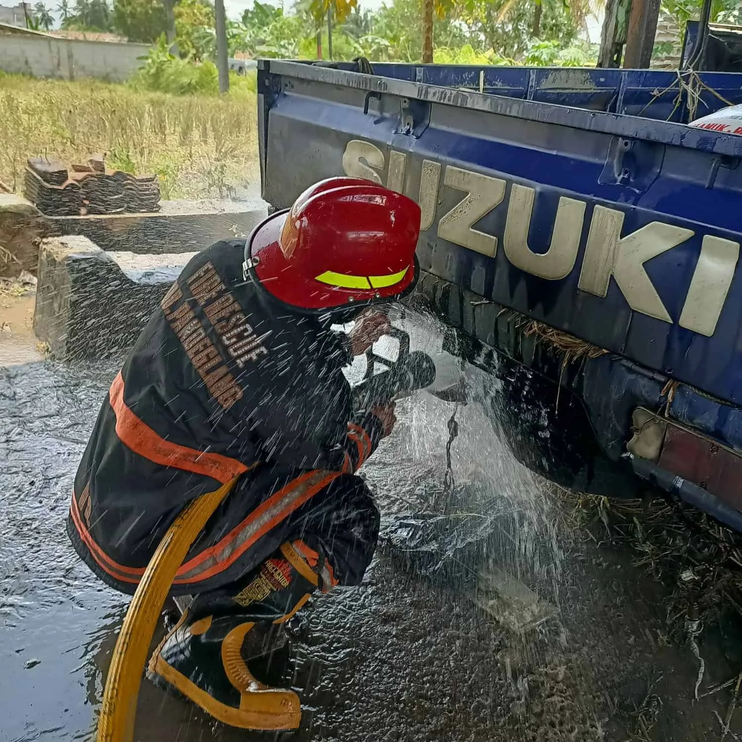 PEMADAMAN API - Seorang anggota BPBD Pandeglang sedang memadamkan api yang membakar mobil, Kamis (4/11/2021). (ISTIMEWA)