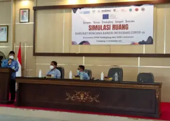 SIMULASI RUANG–Penjabat Sekda Pandeglang, Taufik Hidayat, memberikan sambutan di acara simulasi ruang darurat bencana banjir integritasi Covid-19, di Pandeglang, di Pendopo Bupati Pandeglang, Kamis (18/11/2021). (ISTIMEWA)