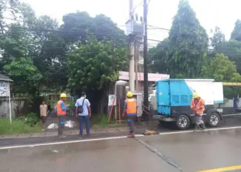 Tim teknisi PLN sedang memperbaiki kabel grounding, Selasa (23/11/2021). (ISTIMEWA)