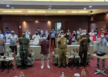 FOTO BERSAMA–Usai pembukaan acara FGD, yang diselenggarakan Porwan Pandeglang di salah satu hotel, Selasa (23/11/2021), para peserta, panitia dan tamu undangan, berfoto bersama. (ISTIMEWA)