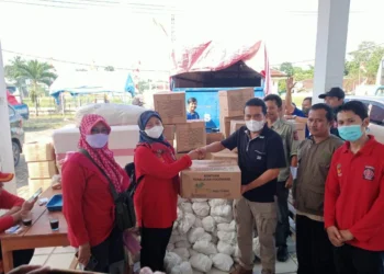 Tim Dinsos Pandeglang, menyalurkan bantuan kebencanaan di kantor kecamatan yang terdampak banjir, Rabu (24/11/2021). (ISTIMEWA)