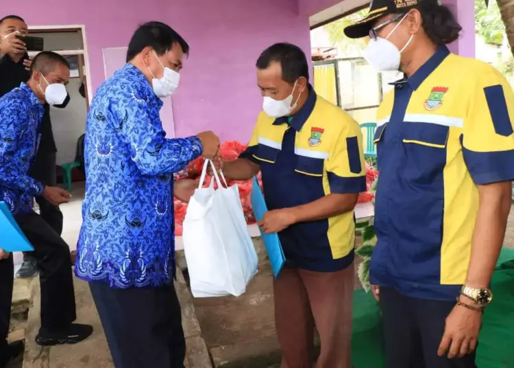 128 Penggali Makam Covid-19 di TPU Buniayu Dapat Bantuan