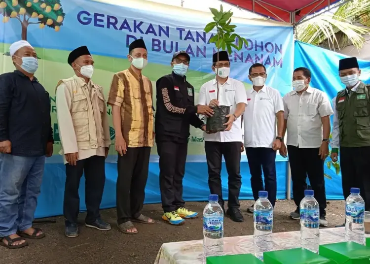 TANAM POHON: Lembaga Penanggulangan Bencana dan Perubahan Iklim Nahdlatul Ulama (LPBI - NU) Kota Tangsel mengadakan kegiatan bertajuk “Gerakan Menanam Pohon di Bulan Menanam” di Pesantren Al-Tsaniyyah Kelurahan Buaran Kecamatan Serpong. (JARKASIH/SATELITNEWS.ID)