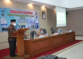 SOSIALISASI - Penjabat Sekda Kabupaten Pandeglang, Taufik Hidayat, membuka acara Sosialisasi SPAM-BM tahun 2022, di Aula Setda Pandeglang, Kamis (4/11/2021). (ISTIMEWA)