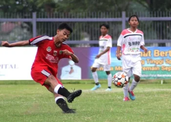 TENDANG BOLA: Peserta Tangerang Junior League (TJL) 2021 menendang bola dalam pertandingan. 
(ISTIMEWA)