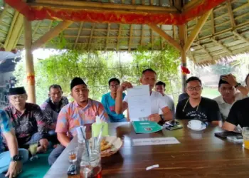 MENGUNDURKAN DIRI–Mantan Ketua dan Pengurus DPC PPP Kabupaten Serang, Heri Azhari menunjukan surat pengunduran dirinya dari PPP, Selasa (9/11/2021). (ISTIMEWA)