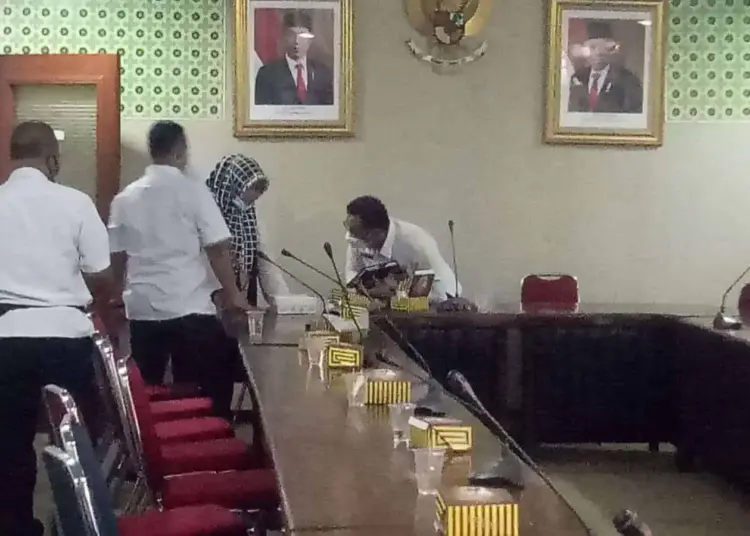 Camat Kragilan, Epon Anih Ratnasih (kiri), berbincang dengan Bagian Hukum Setda Kabupaten Serang, usai menggelar rapat terkait lahan PAUD dan Desa Kendayakan. (ISTIMEWA)