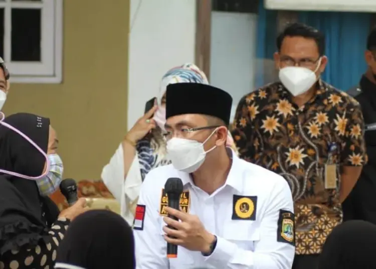 Wagub Banten Andika Hazrumy, berdialog dengan warga penerima manfaat bantuan UEP, saat monitoring penyaluran bantuan UEP di Kecamatan Pulo Ampel, Kabupaten Serang, Rabu (24/11/2021). (ISTIMEWA)