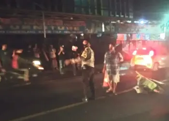 Seorang pengendara yang tewas usai kecelakaan, tergeletak di tengah jalan. Petugas kepolisian dari Polres Serang Kota, langsung turun tangan mengevakuasi korban, Rabu (24/11/2021) malam. (ISTIMEWA)