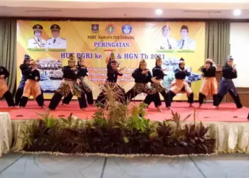 SILAT KASERANGAN–Sejumlah pelajar di Kabupaten Serang, menampilkan jurus silat kaserangan pada kegiatan PGRI, di salah satu hotel di Anyer, Kamis (25/11/2021). (ISTIMEWA)