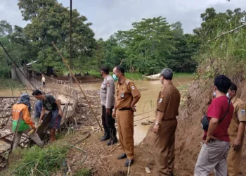 DPUPR Kabupaten Pandeglang, menurunkan tim teknis, perbaiki jembatan gantung yang putus, penghubung Desa Pasirloa, Kecamatan Sindangresmi, menuju Desa Karyasari, Kecamatan Sukaresmi, Kabupaten Pandeglang, Jumat (5/11/2021). (ISTIMEWA)