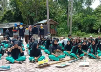 PERSIAPAN–Siswa SMAN 16 Pandeglang, mendapat arahan dan bimbingan sebelum menanam bibit Mangrove di kawasan Taman Nasional Ujung Kulon (Tanjung Lame), Kampung Cilintang, Desa Ujungjaya, Kecamatan Sumur, Kabupten Pandeglang, Sabtu (13/11/2021). (ISTIMEWA)