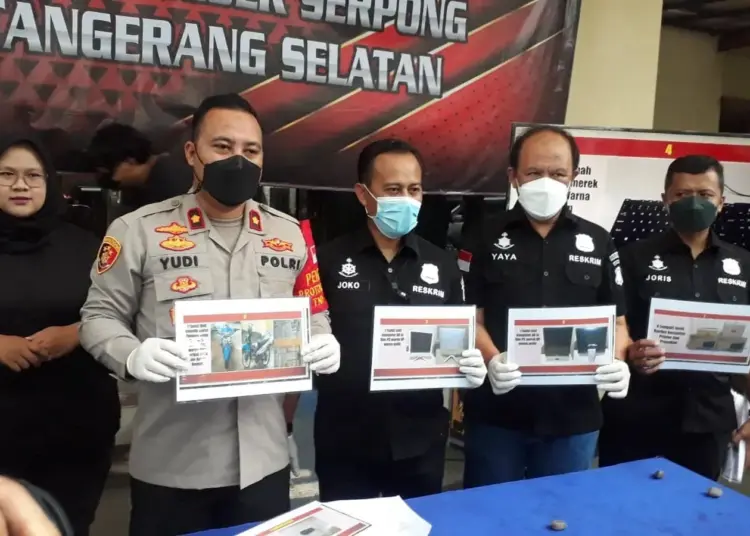 Polisi menunjukkan foto-foto barang bukti yang dicuri oleh pelaku. JARKASIH