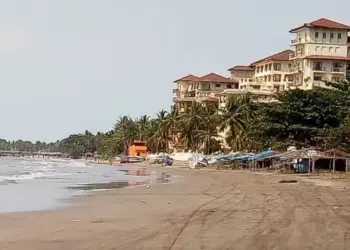 Salah satu pantai, di kawasan objek wisata Anyer – Cinangka, terlihat masih sepi, Kamis (16/12/2021). (ISTIMEWA)