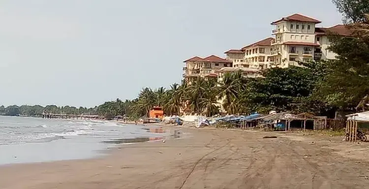 Salah satu pantai, di kawasan objek wisata Anyer – Cinangka, terlihat masih sepi, Kamis (16/12/2021). (ISTIMEWA)