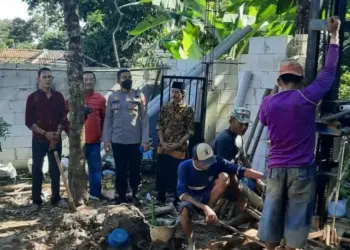 Kapolres Pandeglang, AKBP Belny Warlansyah, didampingi jajarannya sedang meninjau pembuatan sumur bor, Jumat (3/12/2021). (ISTIMEWA)