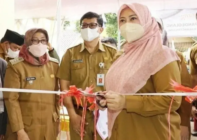 Didampingi jajarannya, Bupati Irna, secara simbolis menggunting pita peresmiaan kantor Kelurahan Juhut, Kecamatan Karang Tanjung, Kabupaten Pandeglang, Senin (20/12/2021). (ISTIMEWA)