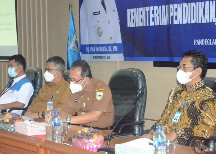 KUNKER–Pj Sekda Pandeglang, Taufik Hidayat, menerima Kunjungan Kerja Plt. Direktur Pendidikan Profesi Guru Kemendikbudristek RI, di Oproom Setda Pandeglang, Senin (27/12/2021). (ISTIMEWA)