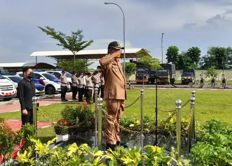 Wakil Bupati Serang Pandji Tirtayasa, memimpin apel gelar pasukan dalam rangka Operasi Lilin Maung 2021, di Halaman Mapolres Serang, Kamis (23/12/2021). (ISTIMEWA)