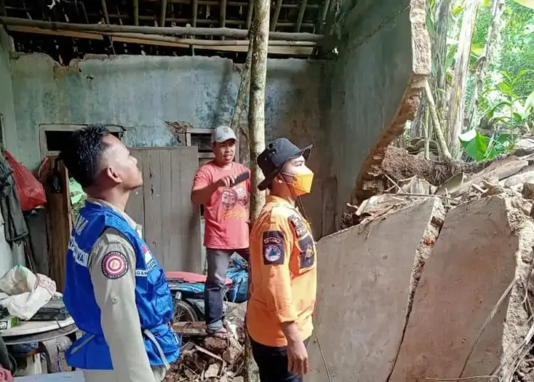 Petugas BPBD dan Tim, meninjau lokasi longsor dan pergerakan tanah yang dipicu intensitas hujan yang tinggi, Selasa (7/12/2021). (ISTIMEWA)