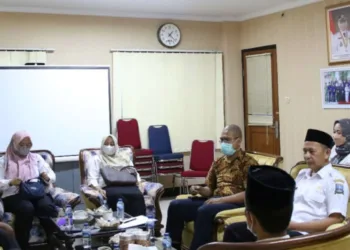 KUNKER–Dinas Komunikasi Informatika Persandian dan Statistik (Diskominfosatik) Kabupaten Bekasi, melakukan kunjungan kerja (kunker) ke Diskominfosatik Kabupaten Serang, Rabu (15/12/2021). (SIDIK/SATELITNEWS.ID)