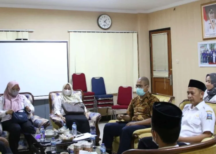 KUNKER–Dinas Komunikasi Informatika Persandian dan Statistik (Diskominfosatik) Kabupaten Bekasi, melakukan kunjungan kerja (kunker) ke Diskominfosatik Kabupaten Serang, Rabu (15/12/2021). (SIDIK/SATELITNEWS.ID)