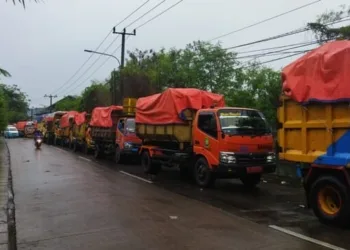 Kapasitas TPA Rawa Kucing Penuh, Puluhan Truk Sampah Antre Buang Muatan