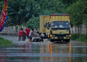 Foto Banjir di Jalan Pasar Kemis Akibat Luapan Kali