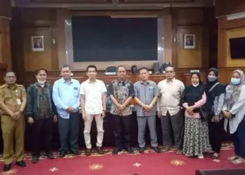 Ketua Tim Likuidasi PT LKM Ciomas, Ahmad Syarifudin (mengenakan kemeja biru) foto bersama dengan Anggota DPRD Kabupaten Serang dan Para Nasabah, usai audiensi. (SIDIK/SATELITNEWS.ID)