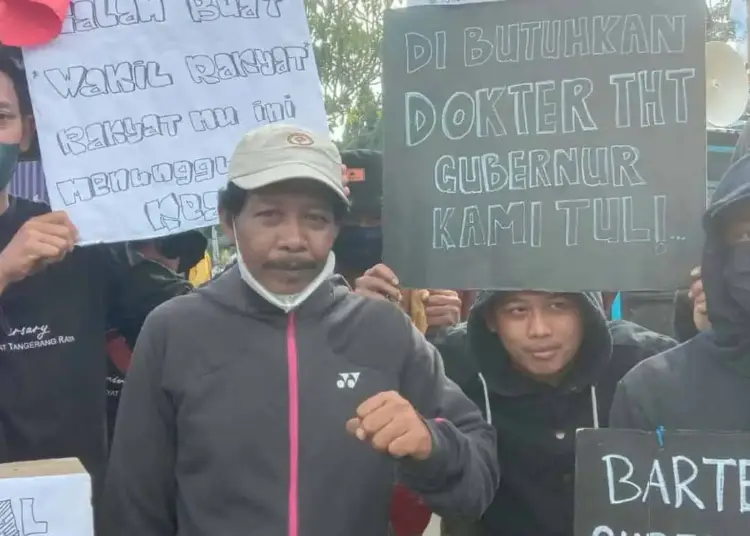 Buruh Bentangkan Poster Untuk Gubernur